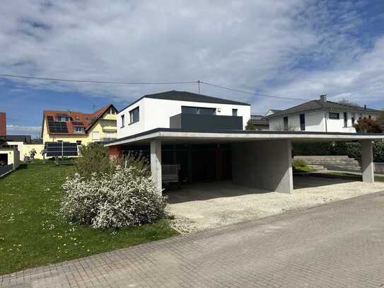 5-Zimmer-EG-Wohnung mit gehobener Innenausstattung mit Balkon, EBK, Solar und Carport in Gomaringen