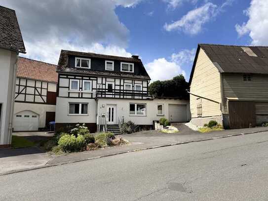 Du suchst dein neues Zuhause, hier ist es! Fachwerkhaus mit Scheunenanbau und zwei Garagen