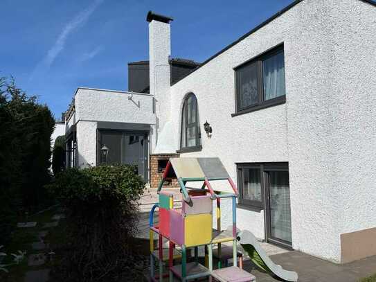 Babenberger Viertel
Besonderes Haus mit viel Raum
Modernisiert und gepflegt
Bezugsfrei August 202