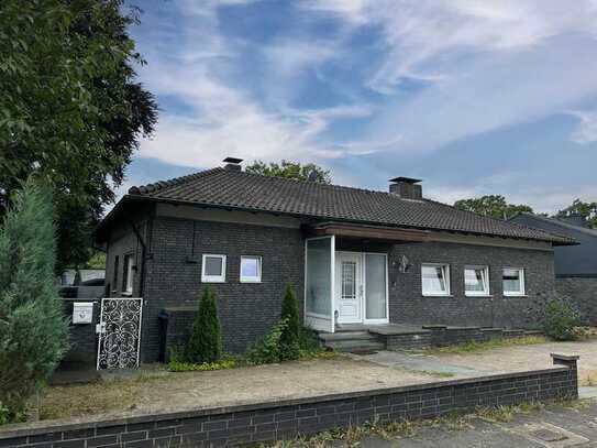 Freistehendes Einfamilienhaus mit wohnlich ausgebautem Souterrain und Garage in ruhiger Wohnlage!