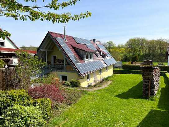 Energetisch modernisiertes Ein- bzw. Zweifamilienhaus mit Doppelgarage und Garten!