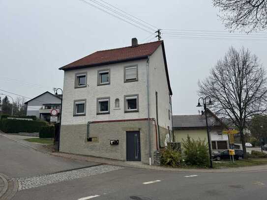 Erstbezug nach Sanierung: Geräumiges 9-Raum-Mehrfamilienhaus mit EBK in Ravenstein