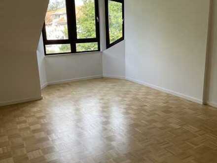 Helle geräumige Dachgeschosswohnung mit Balkon