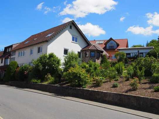 Gepflegte Erdgeschosswohnung mit dreieinhalb Zimmern sowie Balkon und EBK in Schöntal