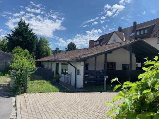 Selbständig wohnen - auf einer Ebene - feiner Bungalow - 80m² - 
zwei Garagen - mitten in Rödental