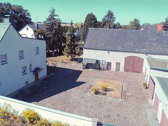 Gepflegtes Hofgrundstück mit viel Platz, großem Garten, Pool, Nebengelass. Für Familien mit Tieren.