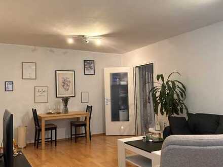 In Düsseldorf: Gepflegte Wohnung mit zwei Zimmern, einem Badezimmer und zwei Balkonen