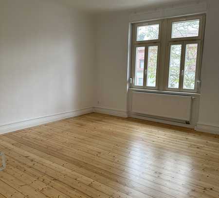 Tolle, zentrale Altbauwohnung mit Balkon