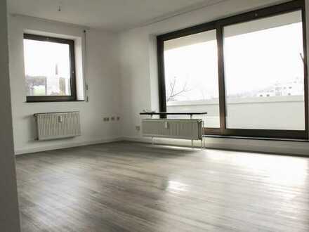 S I N G L E N E S T mit Aufzug, Balkon, EBK u. Stellplatz - sofort frei