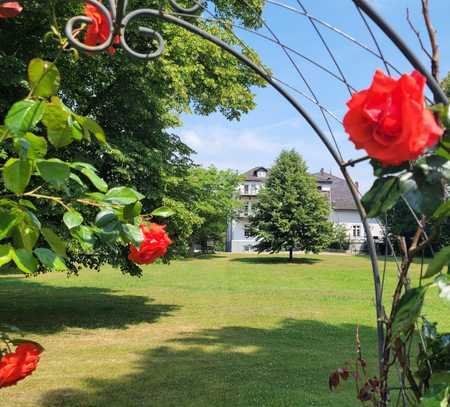 Traumhafte Altbauwohnung mit großem Balkon und exklusivem Gartengrundstück im Schlosspark