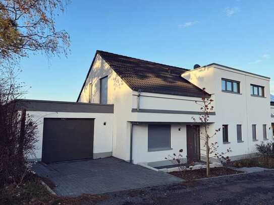 Traumhaus in Ortsrandslage -Sofort verfügbar ! Exklusive KFW55 Neubau DHH. Energieeffizienz A+.