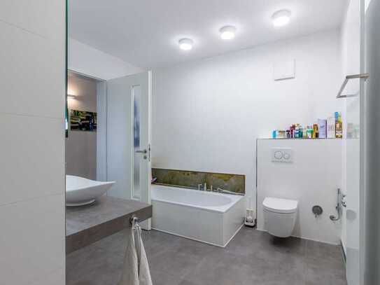 Stilvolle 4-Zimmer-Wohnung mit gehobener Badausstattung und moderner EBK in NW Lachen-Speyerdorf