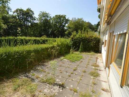 Renovierungsbed. freie 2-Zi.-EG-Whg. ca. 70 m² Wfl.+ca. 42 m² Südterr. u. Blick ins Grüne, Rgbg. Uni