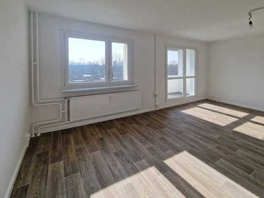 **FRISCH RENOVIERT**3-Zimmer-Wohnung // Balkon // Bad mit Wanne // 2.Etage // ab sofort