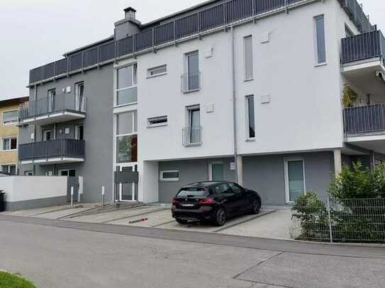 Neuwertige 2-Zimmer-EG-Wohnung mit 2 Terrassen und Einbauküche in Straubing