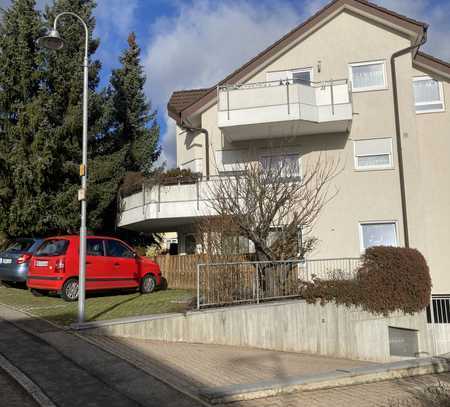 Weissach: Gepflegte Wohnung mit zwei Zimmern und Balkon in grüner Höhenlage