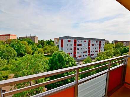 sanierte 4-Raum-Wohnung, mit Balkon, 2 PKW-Stellplätzen und Badewanne! Bezug ab 01.09.23!