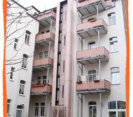 Schön geschnittene 3-Zimmer-Wohnung mit EINBAUKÜCHE, Personenaufzug, BALKON und Gäste-WC zu vermiete