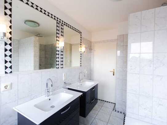 2-Zi-DG-Wohnung mit EBK + Wannenbad + Dusche + Gäste WC + Gartenbenutz.