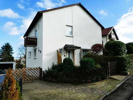 Charmantes FREISTEHENDES EINFAMILIENHAUS
Zentrale, ruhige Lage mit großzügigem Garten und Garage