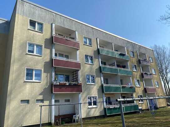 Frisch renovierte 2-Zimmer Wohnung in top sanierter, ruhiger Wohnanlage mit großem Balkon!