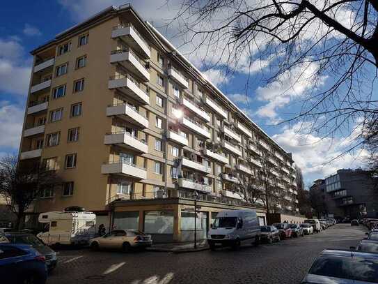 Top Ladenfläche / Bürofläche mit großen Schaufenster und viel Licht!