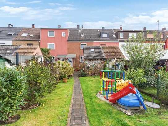 Modernisiertes Reihenhaus auf Erbpachtgrundstück – mit schönem Garten, Einbauküche und zwei Garagen