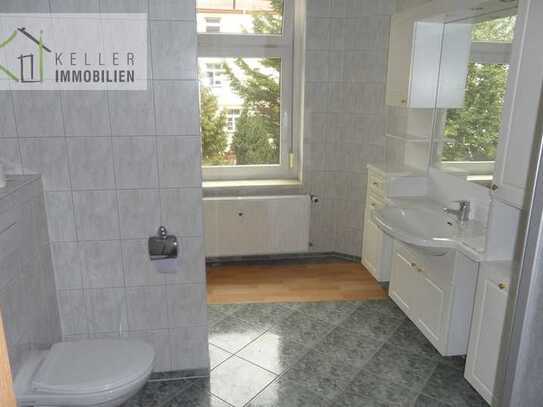 Ruhig gelegene 2-Raumwohnung, Tageslichtbad mit Dusche PLUS Wanne, schöner Gemeinschaftsgarten