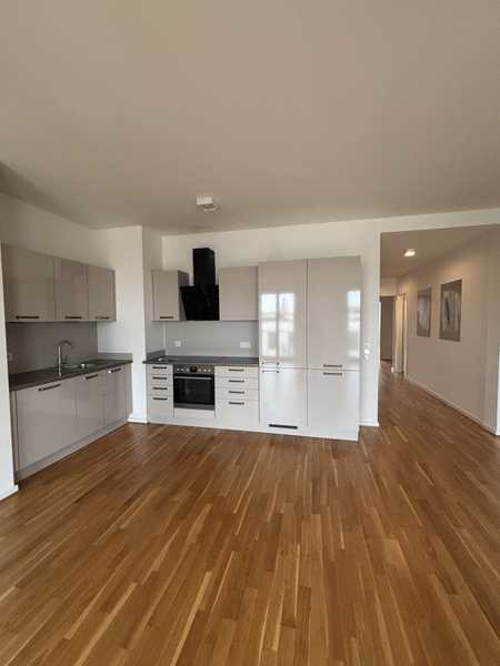 Moderne 4-Raum-Wohnung im Zentrum: Einbauküche und Balkon