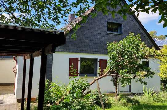 Sonniger Rückzugsort mit attraktivem Garten