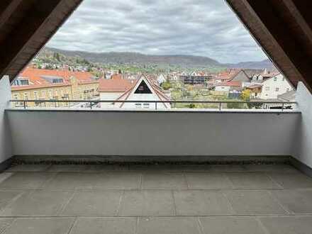 Attraktive Maisonette-Wohnung (3,5 Zimmer) mit Balkon und Ausblick auf den Albtrauf
