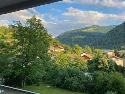 Ruhige, hochwertige 2-Zimmerwohnung mit EBK, Südbalkon mit Bergblick, Einbaumöbel & kernsaniert