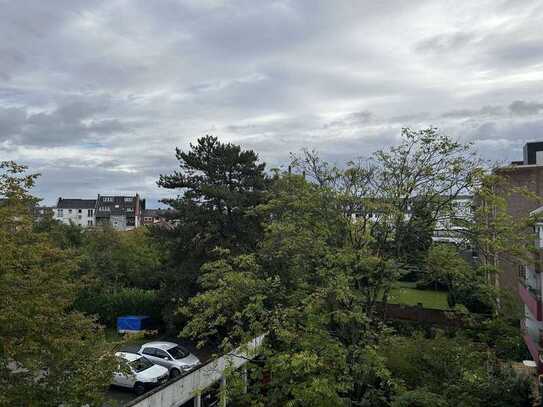 3 Zimmer Wohnung mit Balkon in ruhigem Mehrfamilienhaus