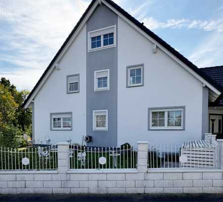 Geräumiges Zweifamilienhaus in Adelsdorf mit 324m², Pool und modernen Annehmlichkeiten