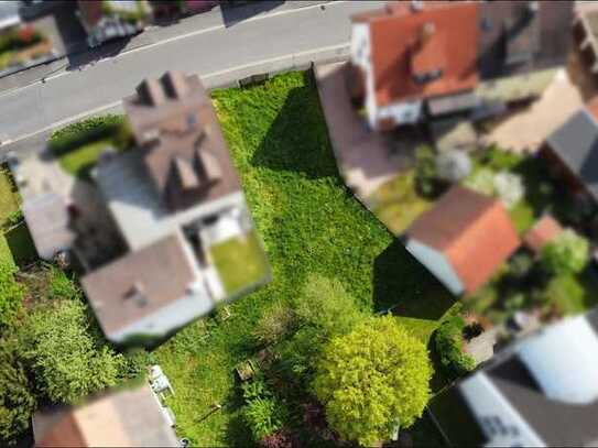 Rarität im Ortskern von Schweinheim: Baugrundstück für Doppelhaushälfte mit großem Garten