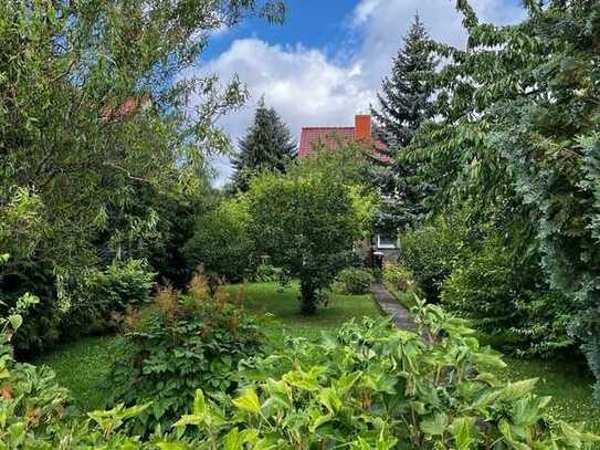 Reihenendhaus mit großem Gartengrundstück in Ortsrandlage