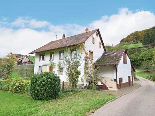 An einem Bachlauf gelegenes älteres Wohnhaus
mit Scheune