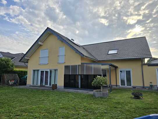 Zweifamilienhaus in Rheinnähe: Kapitalanlage in Niederkassel-Lülsdorf