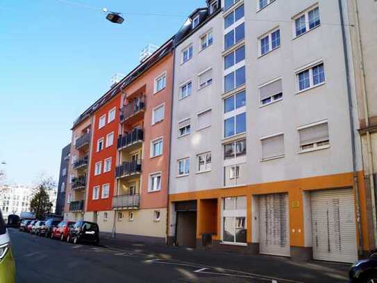 Fürth: Schöne 2 Zimmer-ETW mit Galerie, Balkon und 2 vollwertigen PKW-Stellplätzen