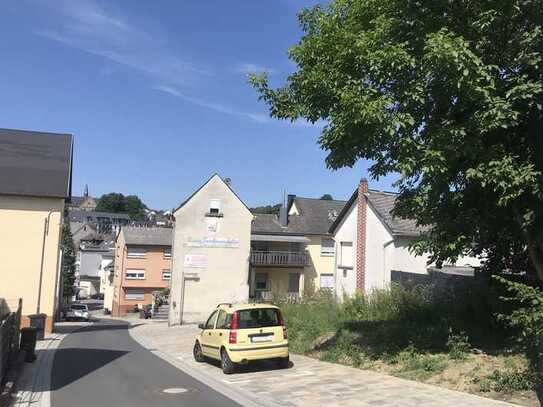 BAUGRUNDSTÜCK IN ZENTRALER, RUHIGER LAGE, MIT BAUGENEHMIGUNG