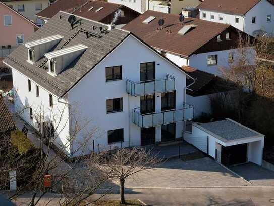 Exklusive, helle u. ruhige 4-Zi.-Neubau-EG-Terrassenwohnung m. Souterrain u. TG (OT Harthaus) v. pr.