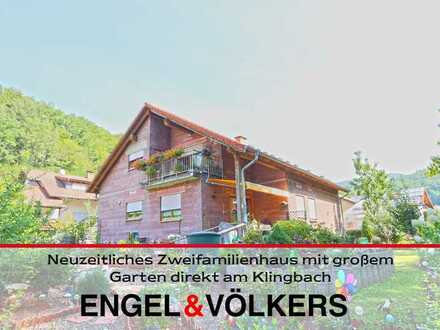 Neuzeitliches Zweifamilienhaus mit großem Garten direkt am Klingbach