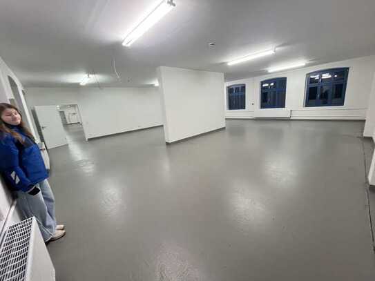 Tolle energetisch sanierte 400m2 Halle/Büro in historischem Ambiente !