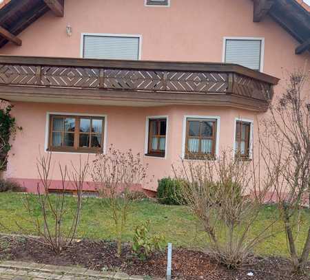 3,5-Zimmer-DG-Wohnung mit Balkon Garten Garage in Wolframs-Eschenbach