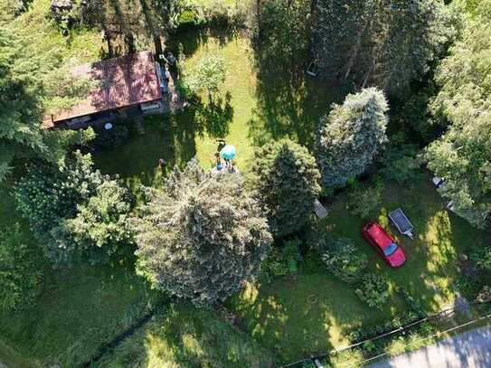 Großes Grundstück mit Gartenhaus