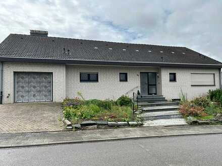 Ansprechendes Ein-Zweifamilienhaus mit Souterrain + großem Garten + Garage + 4x Stellplatz