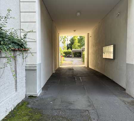 Carport im Innenhof mit Schranke