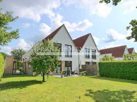 Moderne neuwertige Doppelhaushälfte mit Carport in Hamburg-Bergstedt - KfW-Effizienzhaus 55