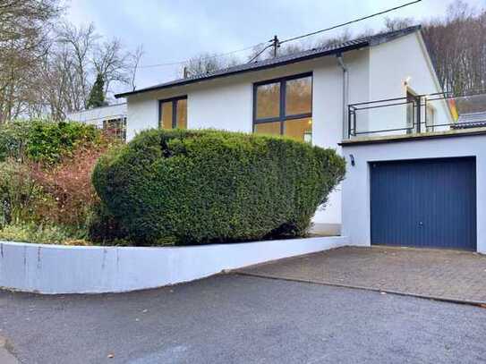 Einfamilienhaus mit Garage zum Verkauf.