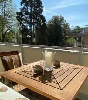 Sonnige, geräumige Wohnung mit zwei Zimmern und großen Balkon, EBK in Bonn